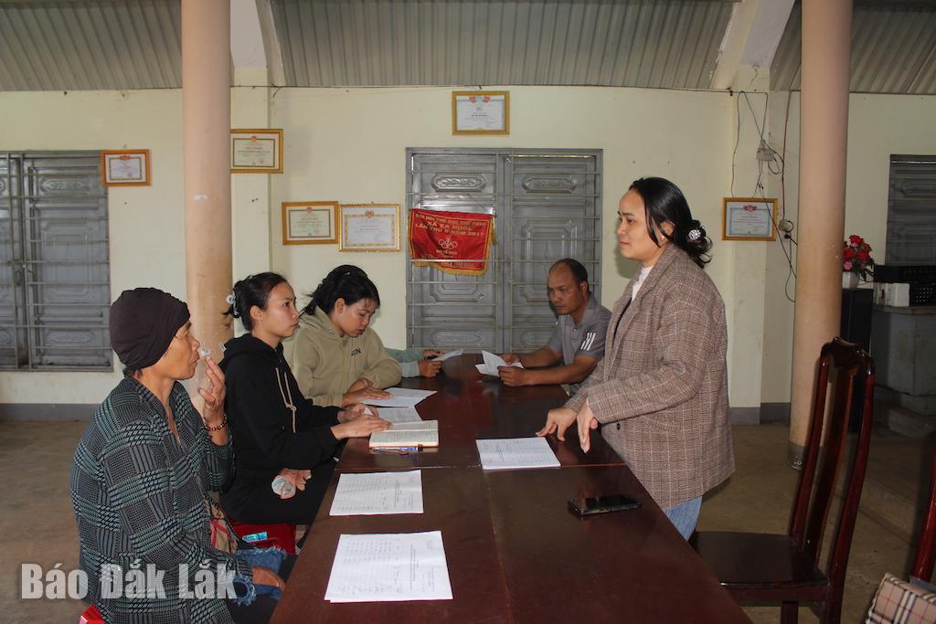 Bà Chủ tịch Hôi LHPN xã Ea Nuôl trao đổi với các Chi hội trưởng chuẩn bị cho chương trình truyền thông về các