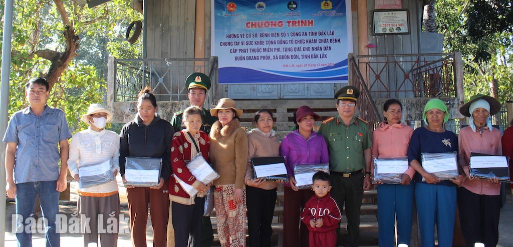 Đại  diện  các  đơn  vị  tặng  quà  cho  người  dân  buôn Drang Phốk (xã  Buôn  Đôn).