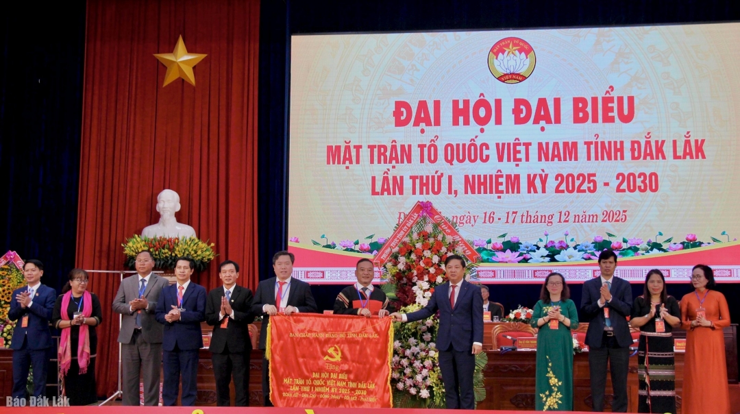 Ban Chấp hành Đảng bộ tỉnh trao bức trướng tặng Đại hội.