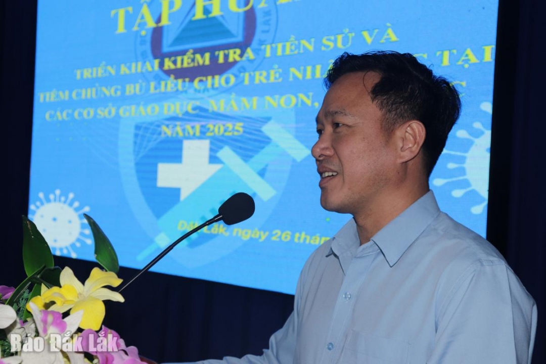 Phó Giám đốc Sở Giáo dục và Đào tạo tỉnh Đắk Lắk Lưu Tiến Quang phát biểu tại lớp tâp huấn.