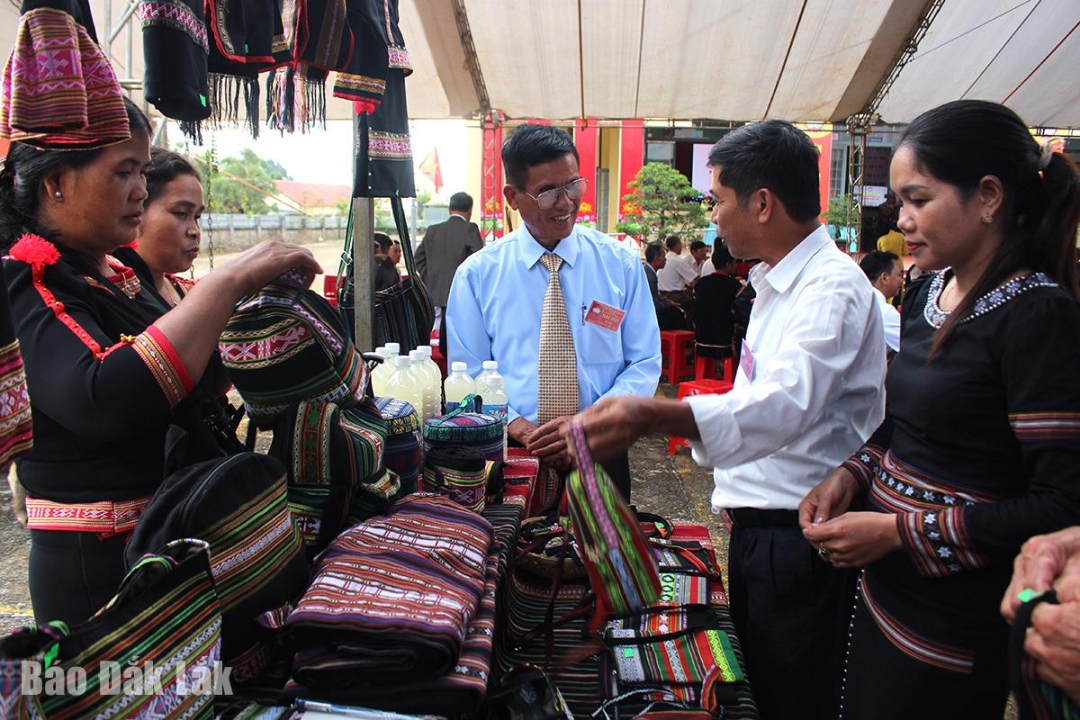 Sản phẩm dệt thổ cẩm – sản phẩm mang nét truyền thống của đồng bào DTTS được các hộ dân xã Ea Tul sản xuất, trưng bày trong nhiều sự kiện. Ảnh: V. Phê