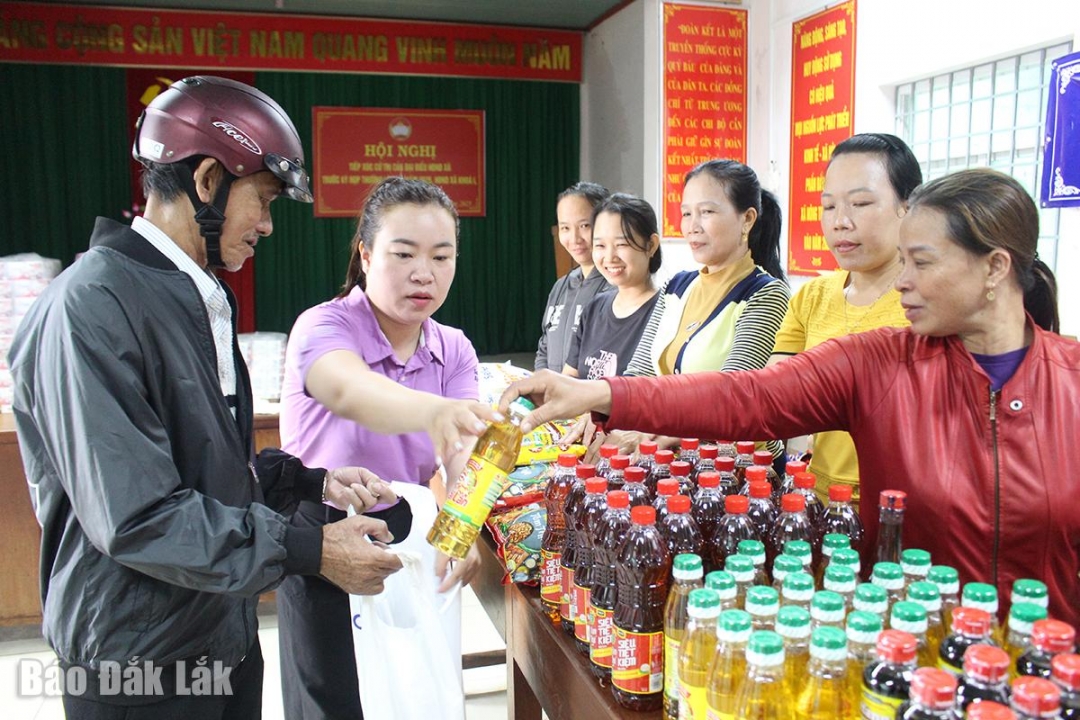 Lương thực, nhu yếu phẩm... được gửi đến các hộ gia đình.