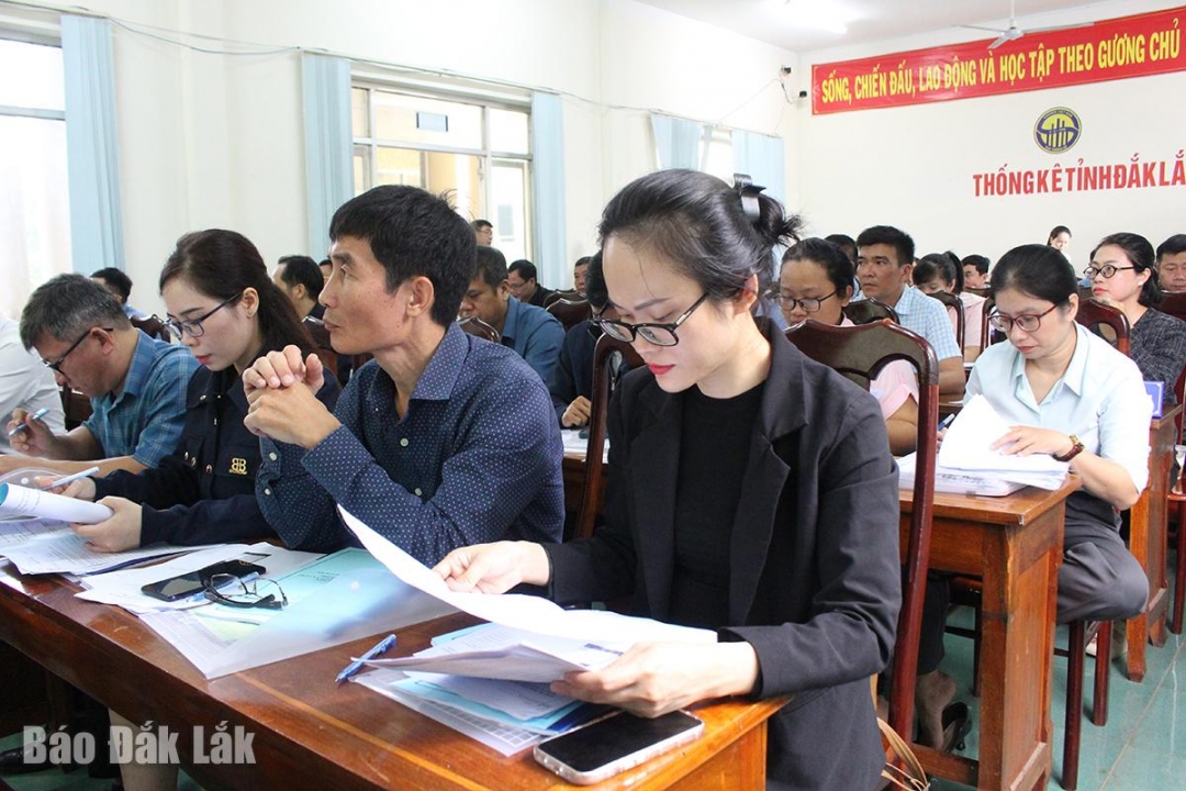 Ngoài lý thuyết về nghiệp vụ, cán bộ, công chức cũng được thực hành sử dụng phiếu điều tra ở cơ sở.