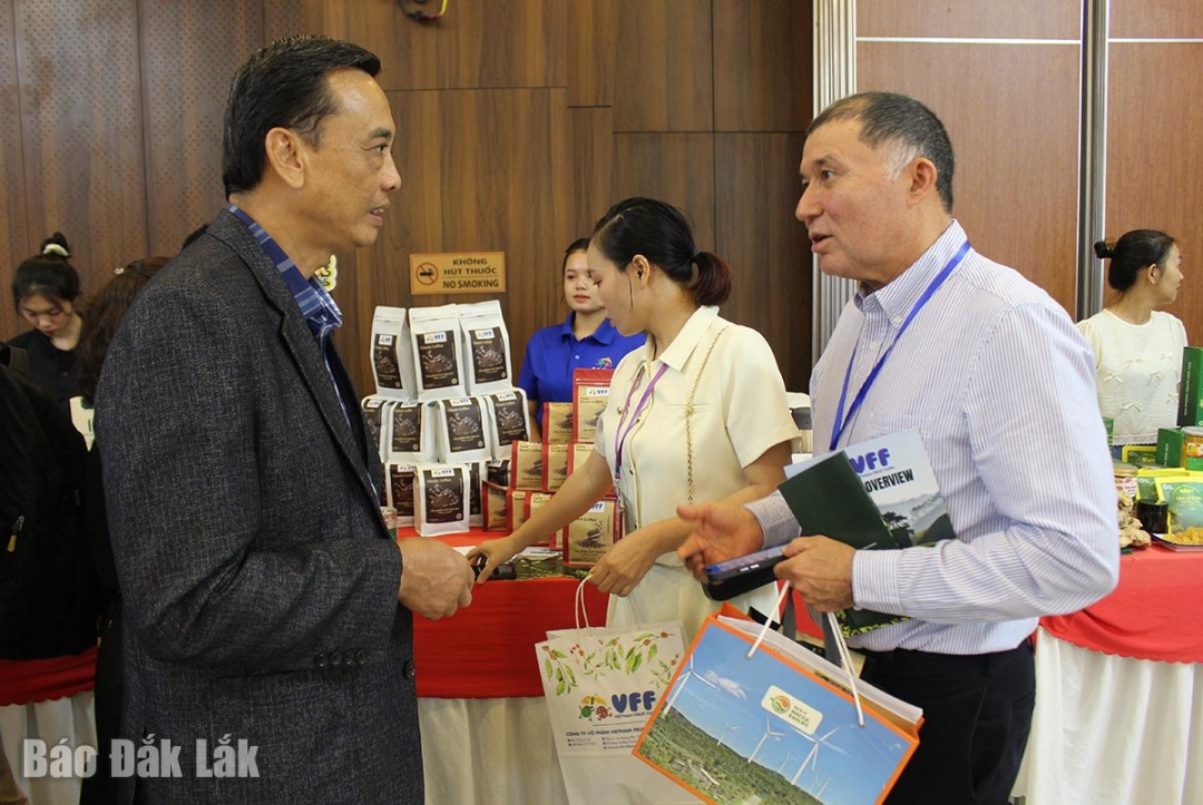 Các doanh nghiệp trực tiếp trao đổi bên lề chương trình.