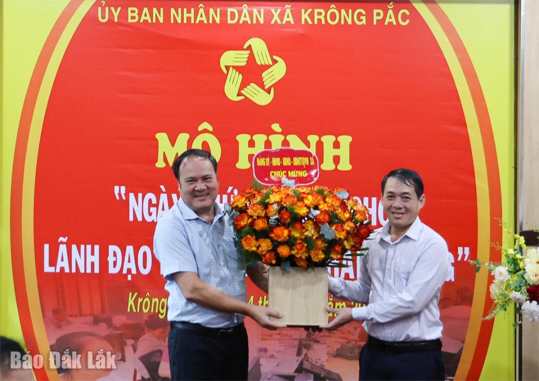 Bí thư Đảng ủy, Chủ tịch HĐND xã Krông Pắc Phạm Văn Lập tặng hoa chúc mừng tại lễ ra mắt mô hình “Ngày thứ 5 không chờ, lãnh đạo lắng nghe và hành động”.