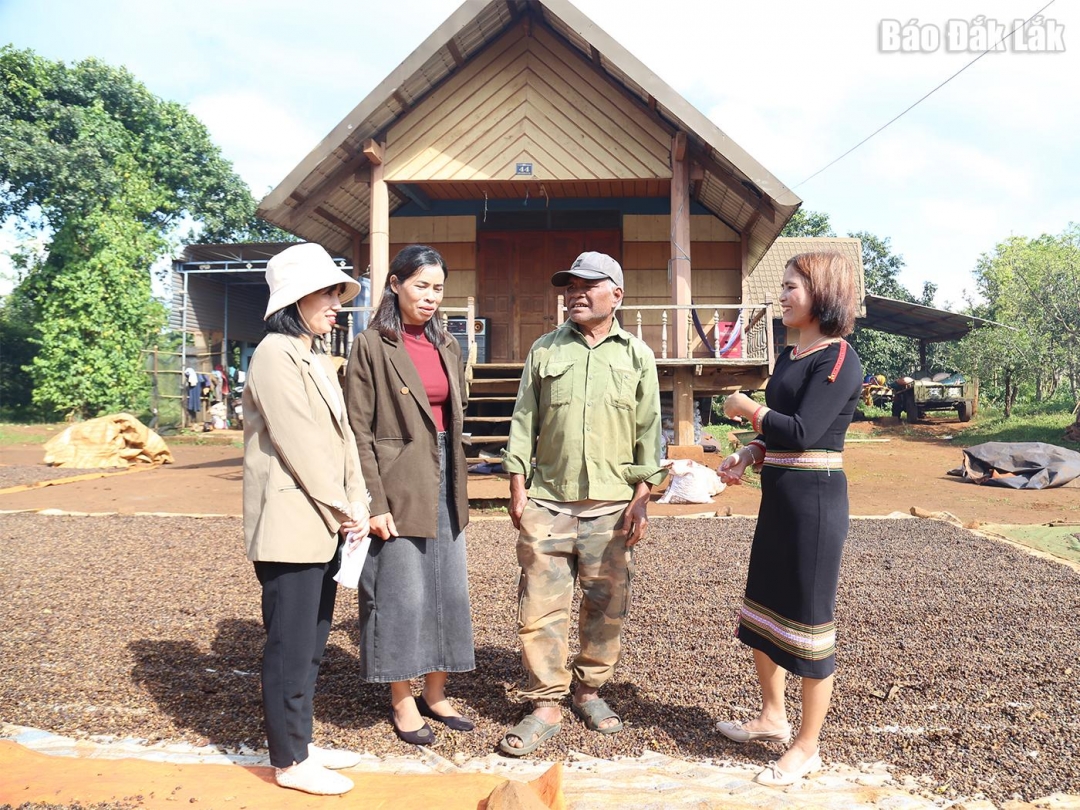 Cán bộ văn hóa xã Cư Pơng về buôn làng