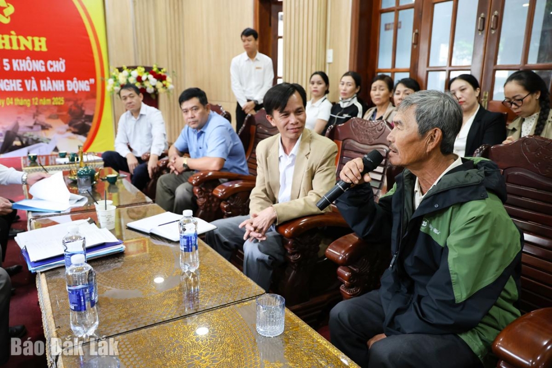 Công dân trình bày những vướng mắc trong quá trình thực hiện thủ tục hành chính liên quan đến cấp giấy chứng nhận quyền sử dụng đất