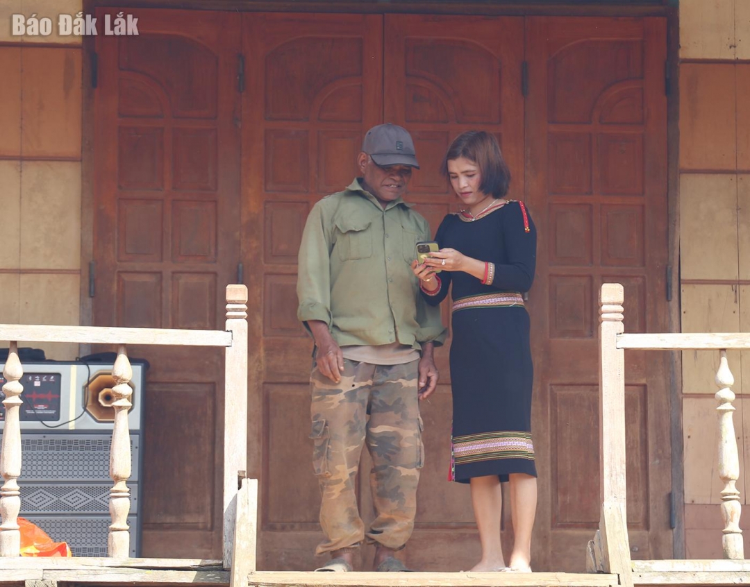 Chị H’ Ích Niê,Trưởng buôn Ea Tuk, xã Cư Pơng đưa chuyển đổi số đến với người dân