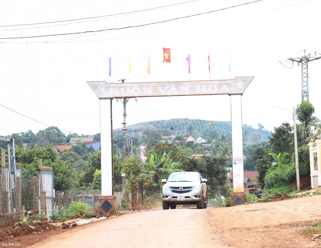 Đường vào buôn Ea Tuk, xã Cư Pơng