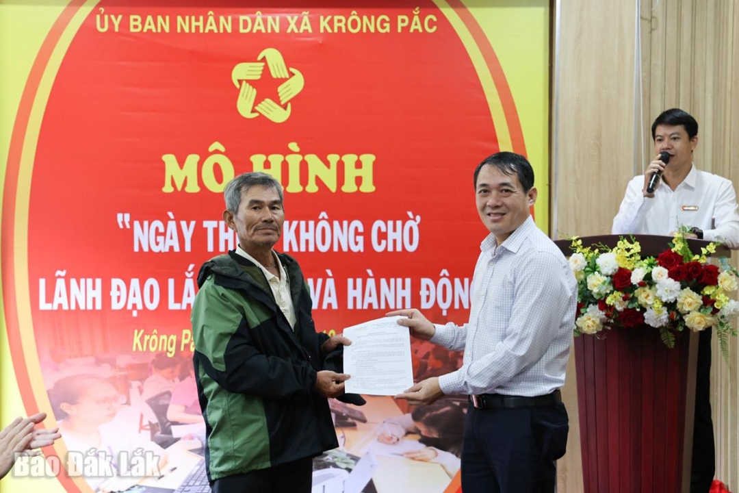 Chủ tịch UBND xã Krông Pắc Lại Đức Đại trao văn bản kết luận cho công dân tham gia mô hình.