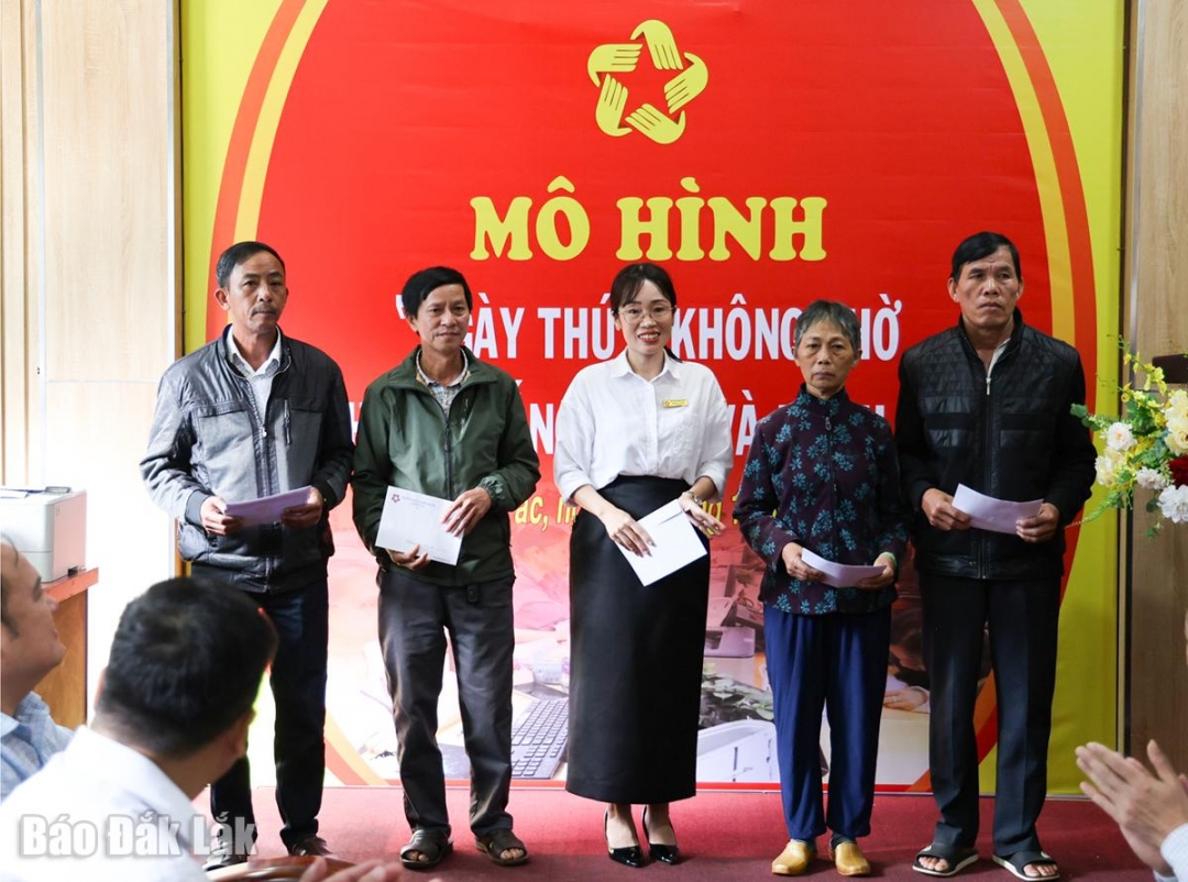 Lãnh đạo Trung tâm Phục vụ hành chính công xã Krông Pắc trao thư mời tham gia phiên làm việc thứ 2 của mô hình cho công dân có hồ sơ vướng mắc.