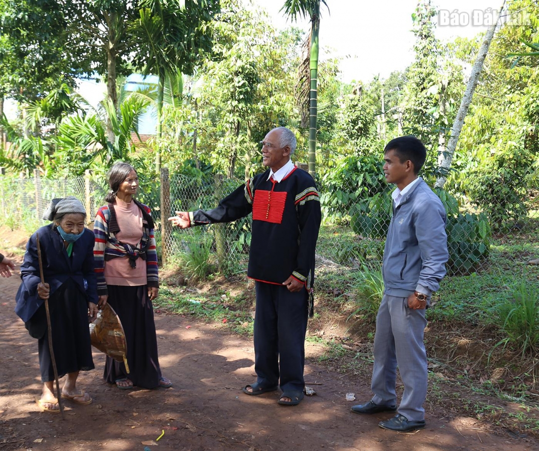 Ông Y Klăp Kđoh - một người có uy tín ở xã Cư Pơng trò chuyện với người dân ở Buôn Adrơng Prong