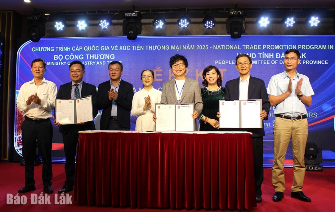 Đại diện doanh nghiệp của tỉnh và doanh nghiệp nước ngoài ký kết thỏa thuận hợp tác sản xuất, cung ứng, phân phối sản phẩm của nhau.