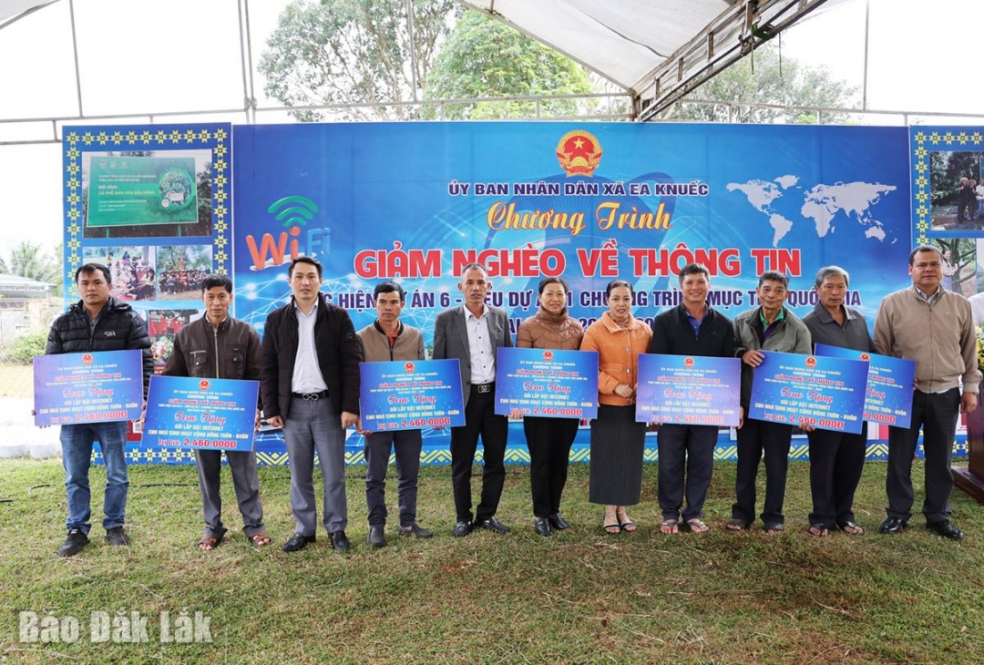 Lãnh đạo UBND xã Ea Knuếc trao gói lắp đặt Internet công cộng cho các thôn, buôn trên địa bàn.
