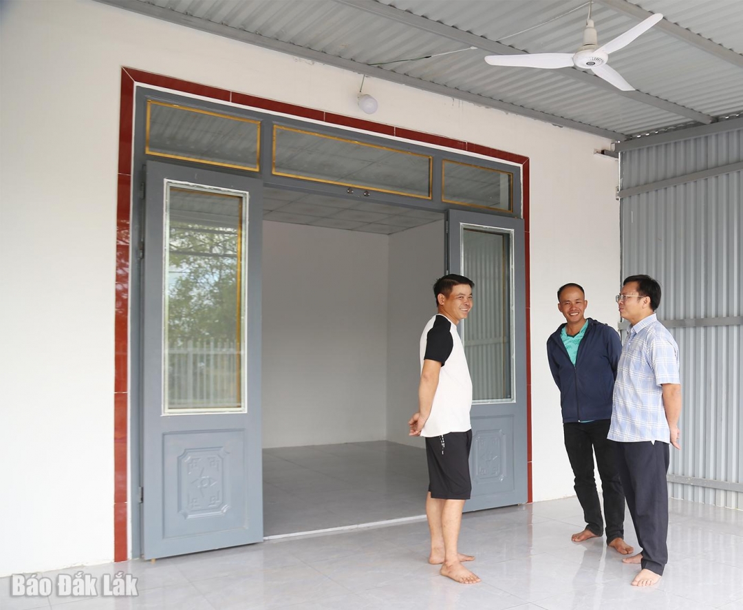 Cán bộ xã Ia R vê thăm một hộ dân