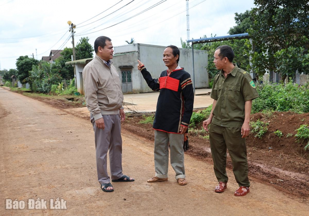 Ông Y Mơl Êban  (đứng giữa) luôn sâu sát với mọi hoạt động của buôn làng.