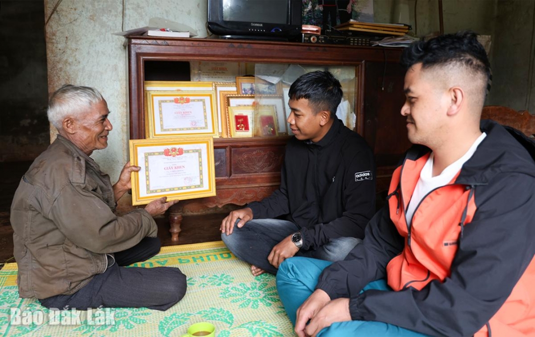 Ông Y Dhul Bkrông đã được cấp ủy, chính quyền tặng nhiều giấy khen ghi nhận thành tích.