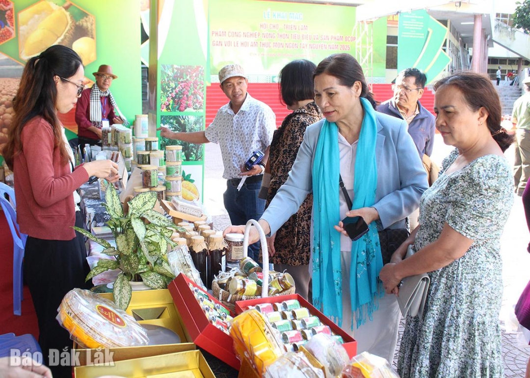 Hoạt động tham quan, mua sắm của người dân tại hội chợ.