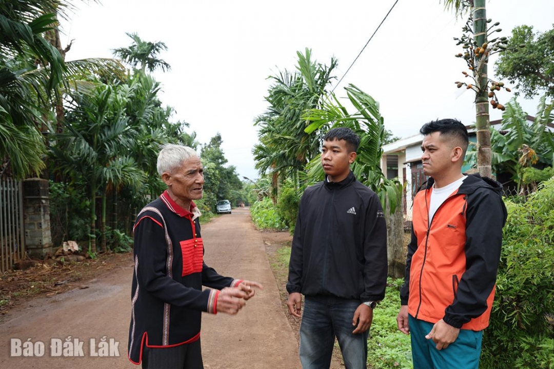 Ông Y Dhul Bkrông (bìa trái) thường xuyên động viên, truyền đạt kinh nghiệm, phát huy vai trò của lực lượng trẻ trong hệ thống chính trị.