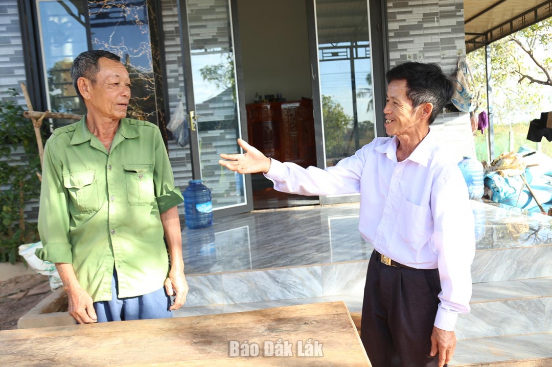 Ông Hà Văn Vượng (bên phải) là một người có uy tín ở xã Ia Rvê