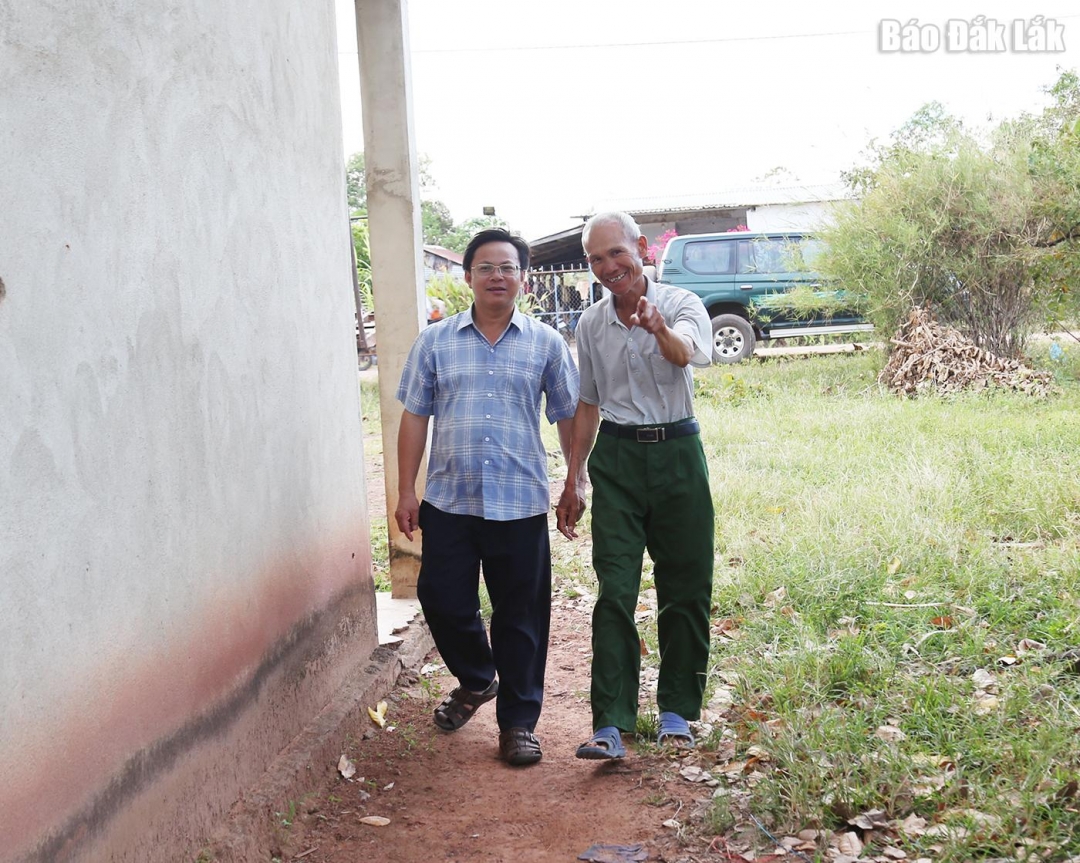 Cán bộ văn hóa xã Ia Rvê nắm tính hình đời sống của người có uy tin trên địa bàn xã