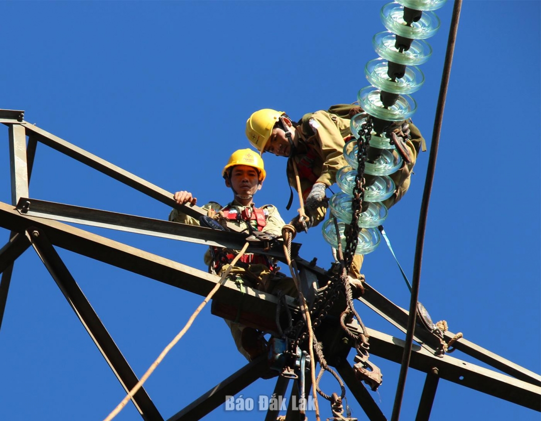 Sửa chữa, thay thế thiết bị trên đường dây 500 kV đoạn qua tỉnh Đắk Lắk