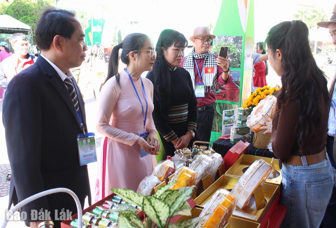 Đại diện các đơn vị tham dự sự kiện tham quan sản phẩm, hàng hóa trưng bày tại các gian hàng.