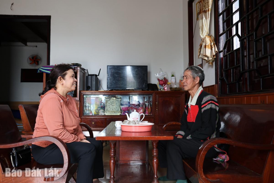 Ông Y Lam Niê thường xuyên trao đổi với ban công tác mặt trận để gỡ khó cho các nhiệm vụ tại buôn Ea Yông B.