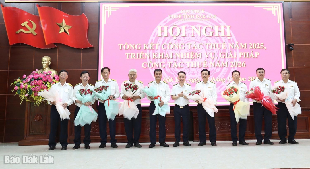 Thuế tỉnh Đắk Lắk chúc mừng các đơn vị có thành tích xuất sắc trong công tác thu ngân sách Nhà nước