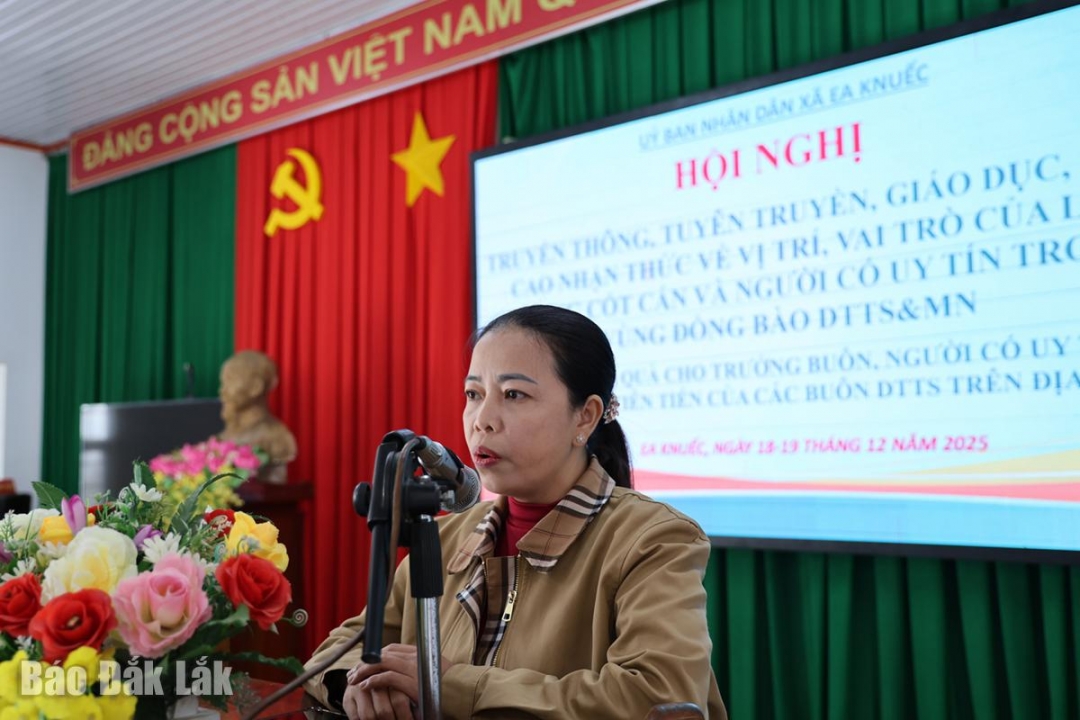 Phó Chủ tịch UBND xã Ea Knuếc Trần Thị Vân phát biểu tại hội nghị.