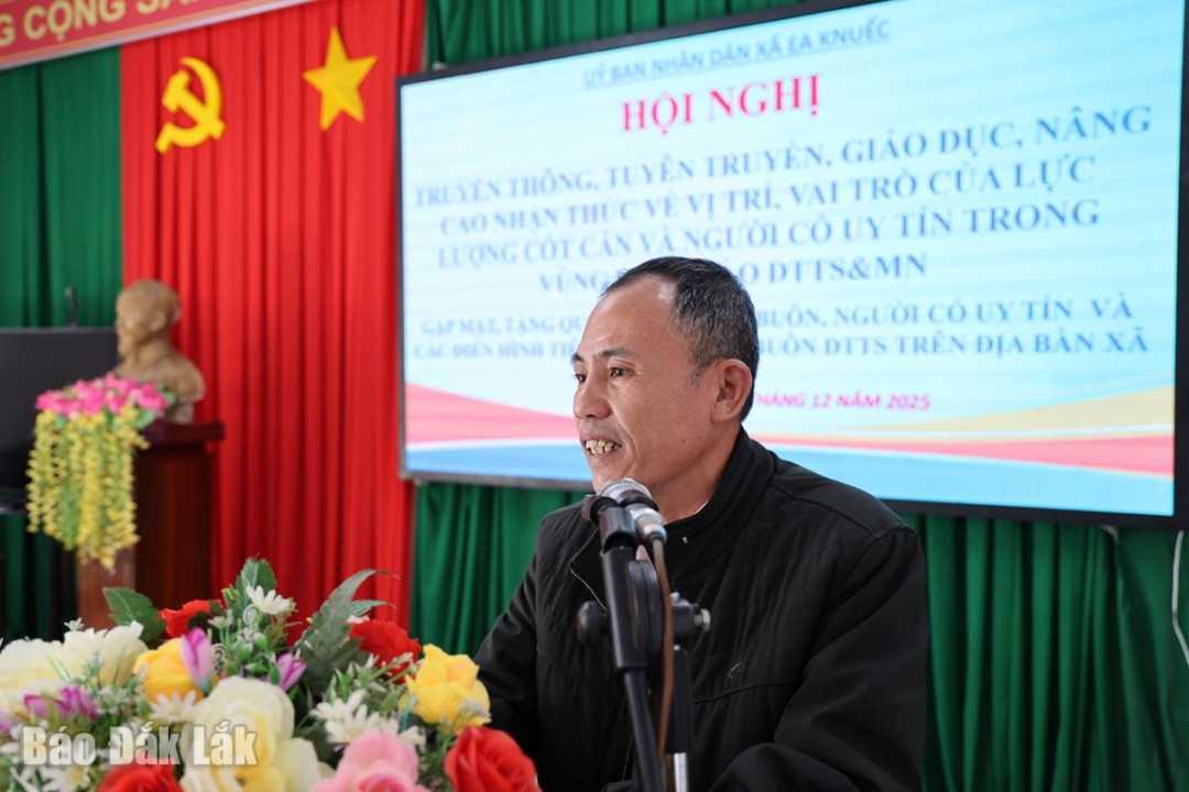 Phó Trưởng phòng phụ trách Phòng Văn hóa - Xã hội xã Ea Knuếc Nguyễn Văn Biên trao đổi chuyên đề Hòa giải ở cơ sở.