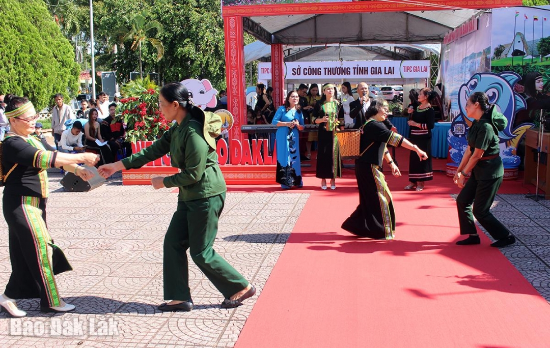 Ngay sau Lễ khai mạc, Chương trình biểu diễn nghệ thuật được. Tiết mục mở đầu chương trình được CLB Âm nhạc Đắk Lawsk biểu diễn.