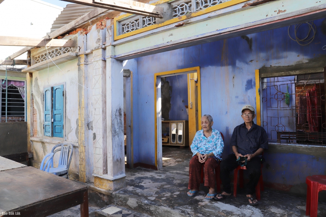 UBND tỉnh Đắk Lắk vừa ban hành Lệnh xây dựng mới, sửa chữa nhà ở khẩn cấp cho các hộ gia đình nhằm sớm ổn định đời sống cho người dân vùng thiên tai