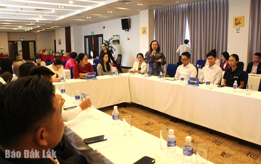 Đại diện các doanh nghiệp tham gia thảo luận những vấn đề liên quan năng lực, sản phẩm xuất khẩu.