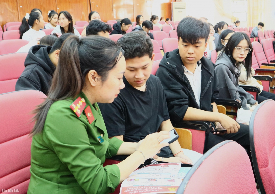 Chiến sĩ Công an hướng dẫn sinh viên