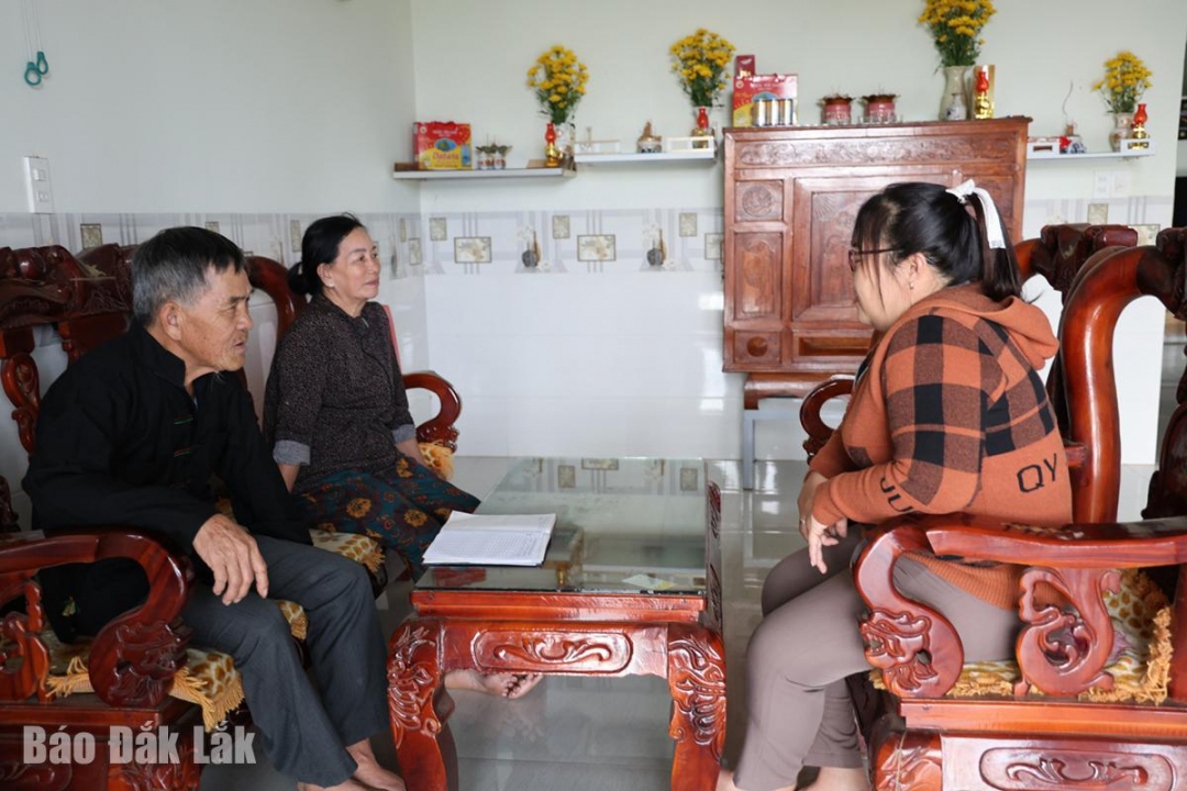 Ông Vy Trần Kôn (bìa trái) chia sẻ về tình hình đời sống của cộng đồng các dân tộc tại thôn Phước Hòa 1.