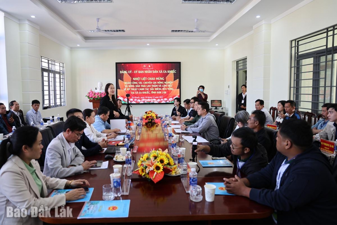 Lãnh đạo địa phương và các đại biểu tham gia buổi làm việc.