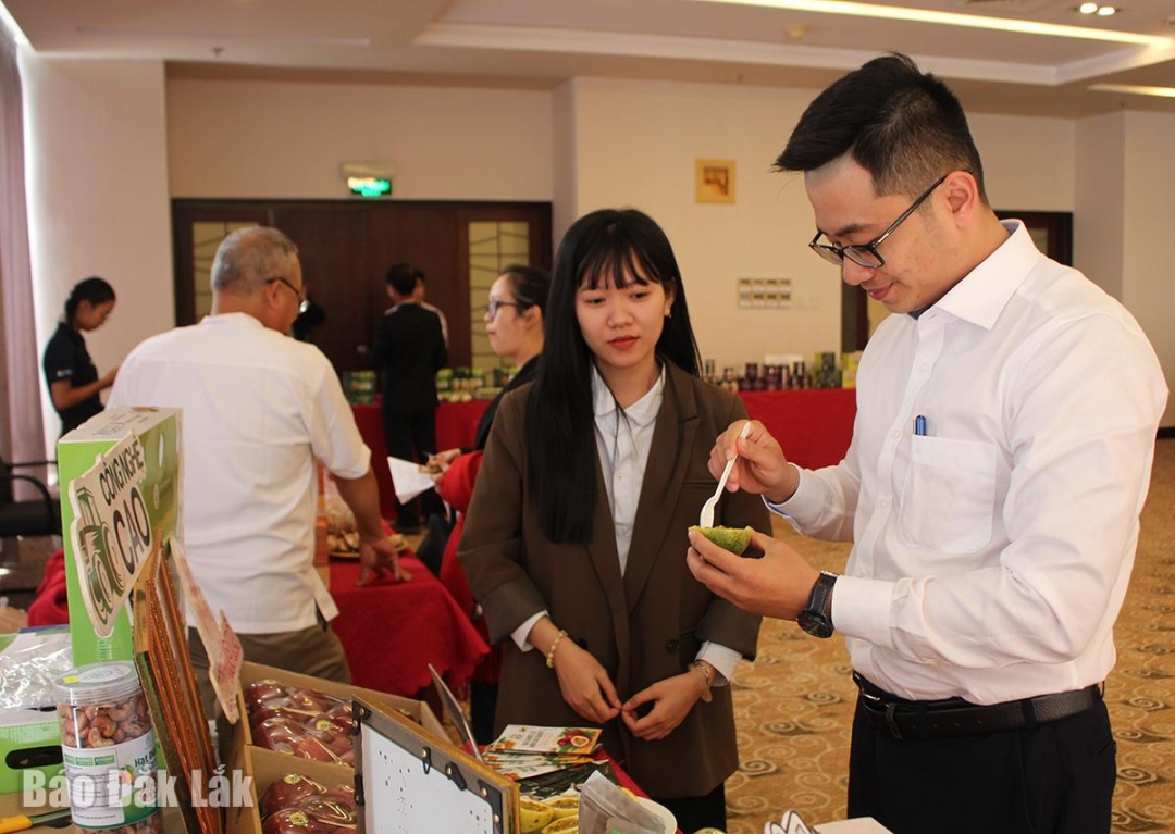 Đại diện các doanh nghiệp giới thiệu, tìm hiểu sản phẩm bên lề hội nghị.