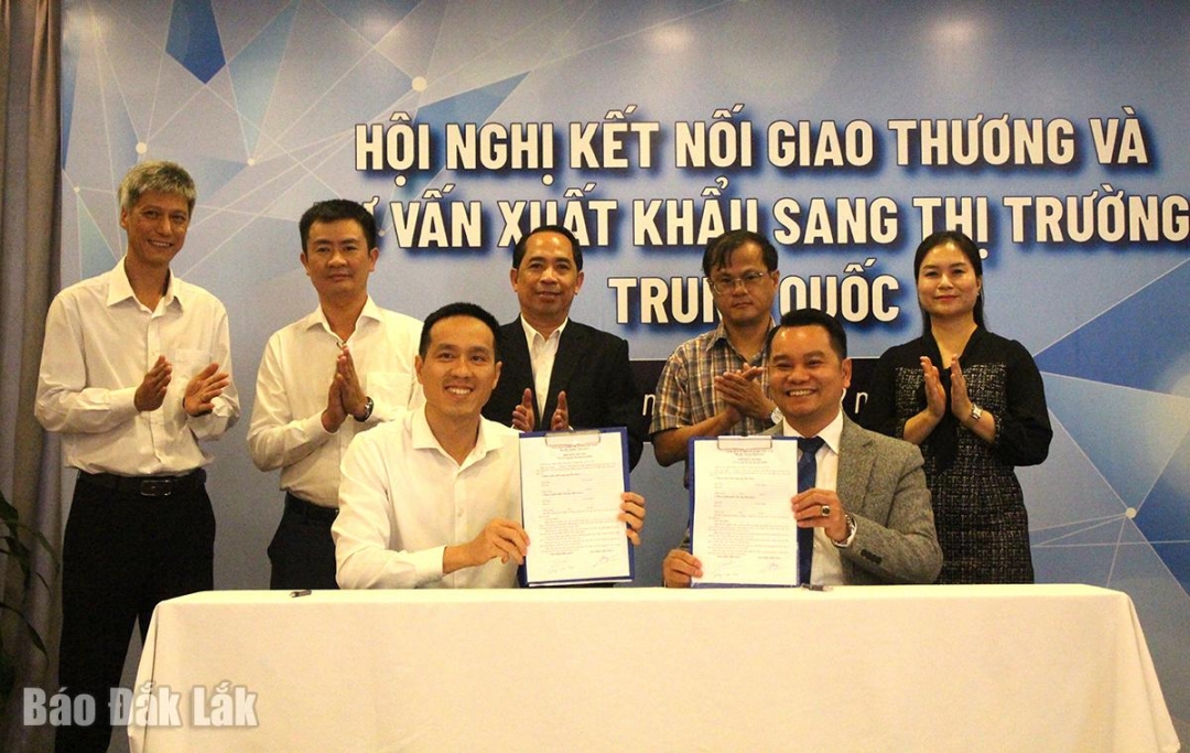 Các doanh nghiệp ký kết hợp tác hỗ trợ xuất khẩu sang thị trường Trung Quốc.