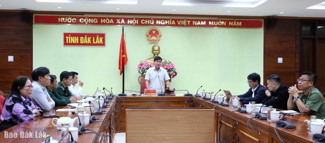 Phó Chủ tịch UBND tỉnh Nguyễn Thiên Văn báo cáo tại phiên họp.