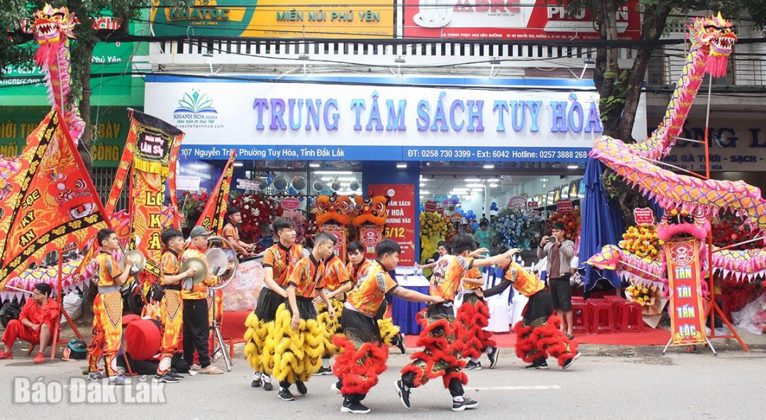 Trung tâm sách Tuy Hòa có địa chỉ tại số 107 đường Nguyễn Trãi (phường Tuy Hòa).