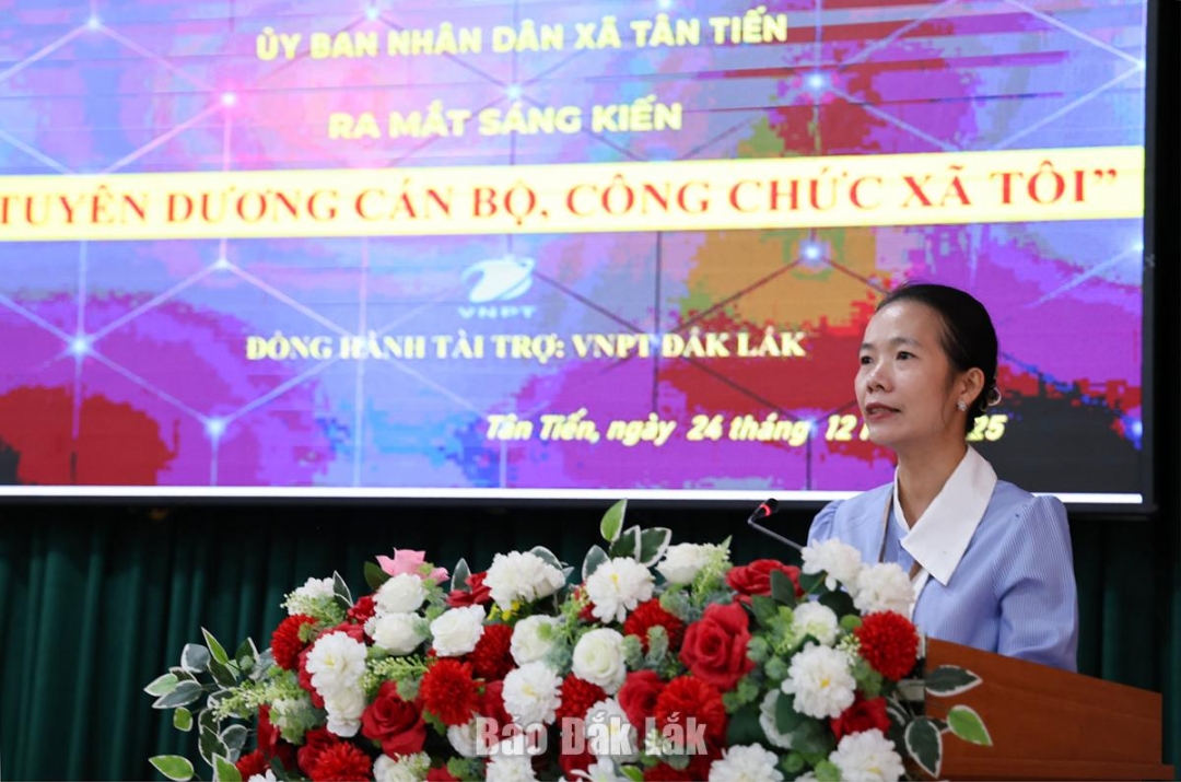 Bà Mai Thanh Tú, Trưởng phòng Văn hóa – Xã hội xã, chủ trì sáng kiến trình bày nội dung mô hình.