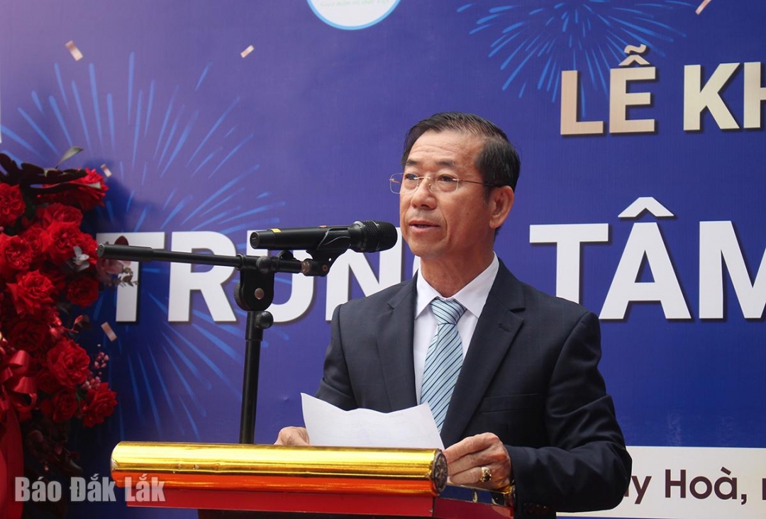 Ông Đỗ Cử Nhân, Giám đốc Công ty CP Phát hành sách Khánh Hòa phát biểu tại lễ khai trương.