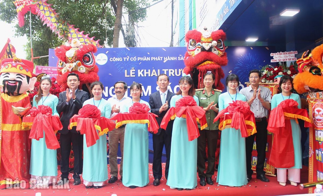 Đại diện Công ty CP Phát hành sách Khánh Hòa  và địa phương cắt băng khai trương Trung tâm sách Tuy Hòa.