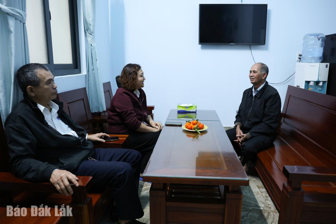 Mục sư Y Sen Niê (bìa phải) thường xuyên trao đổi với chính quyền địa phương về các nguyện vọng của người dân vùng có đạo.