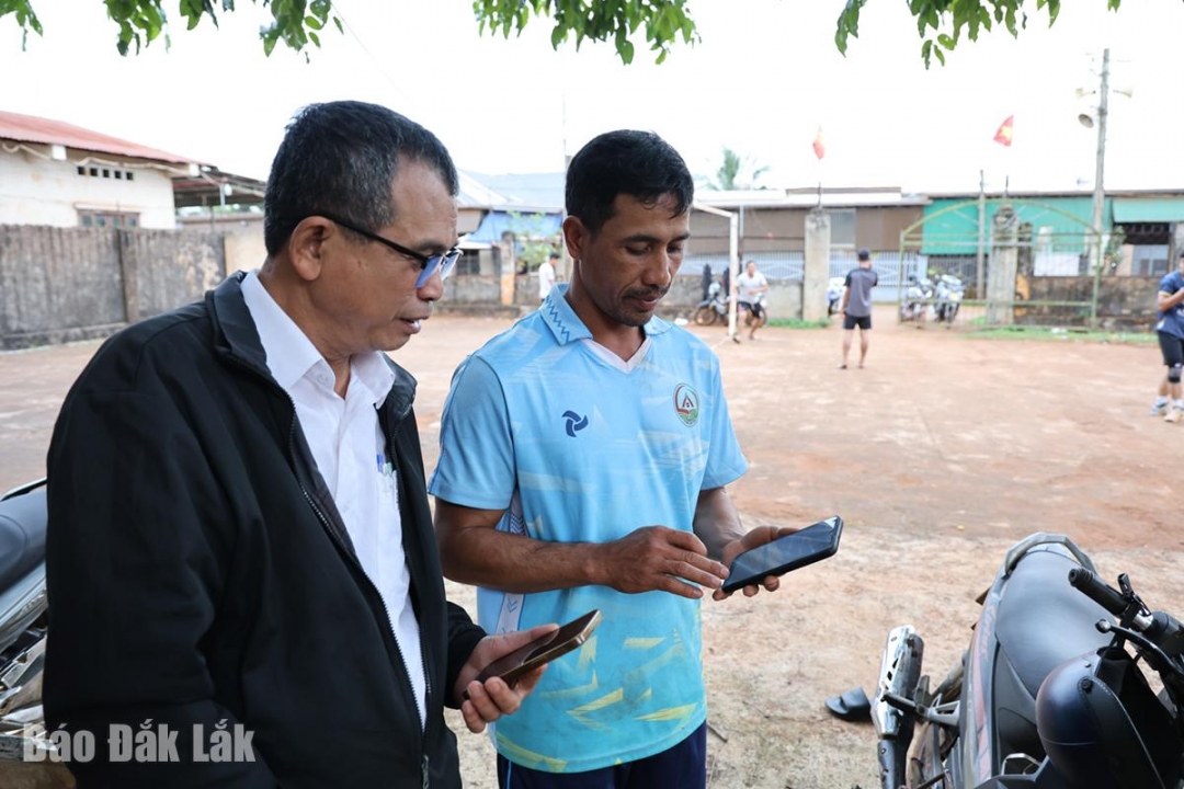 Người dân truy cập Internet miễn phí tại Nhà văn hóa cộng đồng buôn Jung 2.