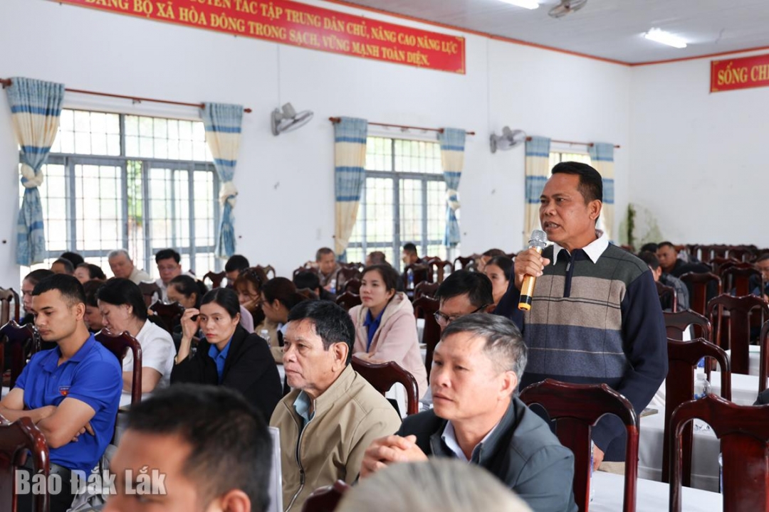 Buôn trưởng buôn Briêng B Y Huê Êban tham gia ý kiến tại hội nghị.