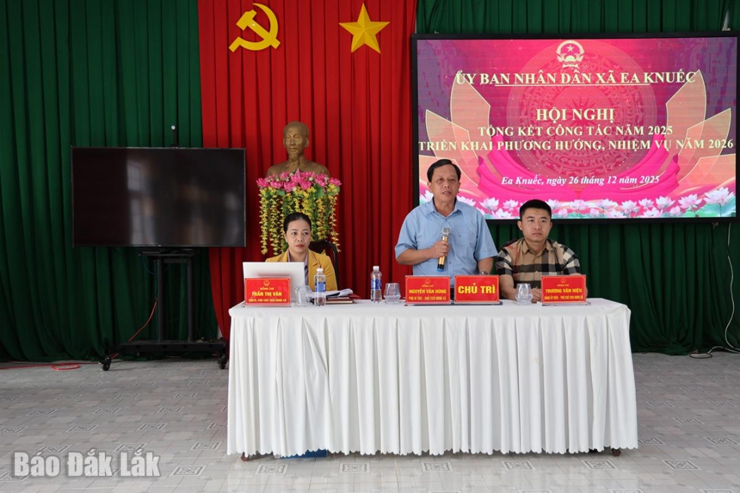 Lãnh đạo UBND xã Ea Knuếc điều hành nội dung hội nghị.