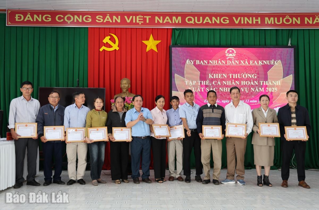 Các tập thể nhận giấy khen hoàn thành xuất sắc nhiệm vụ năm 2025.
