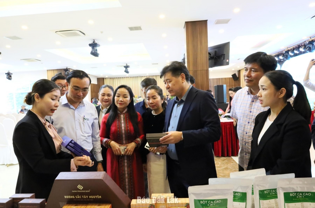 Các đại biểu tham quan các sản phẩm nông nghiệp tiêu biểu của Đắk Lắk.